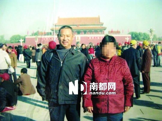 2008年，刘大孬和老伴在北京旅游时的合影。家属供图