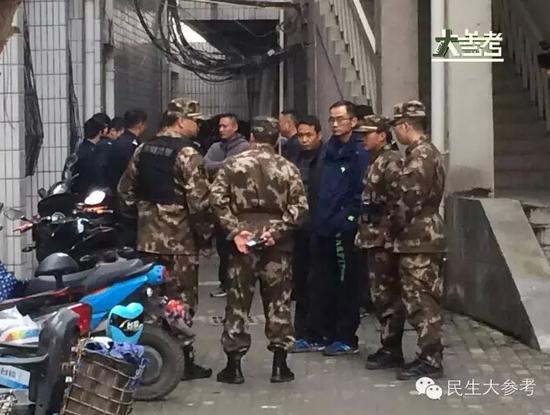 公安、特警等负责人正在人质被劫持的房间外，商讨营救方案