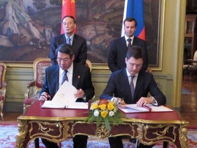 刘铁男在王岐山见证下与俄方签署相关合作文件。