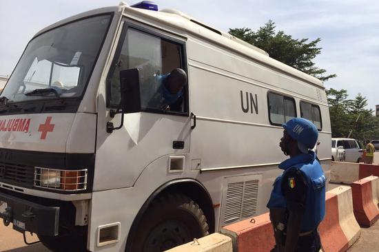 联合国马里综合稳定特派团在巴马科一酒店11月20日遭受恐怖袭击后向该酒店派遣的救护车。稳定团图片 Mikado FM