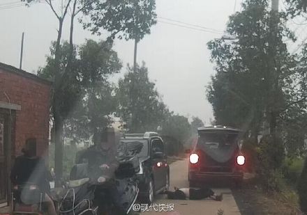 老太扒婚车讨喜烟 意外身亡