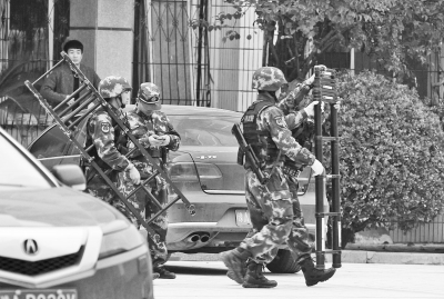 武警准备器械靠近挟持现场