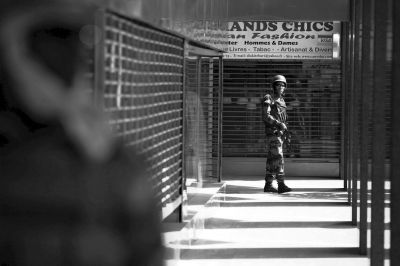 11月21日，在马里首都巴马科，一名士兵在发生袭击事件的丽笙酒店警戒。 新华社/路透