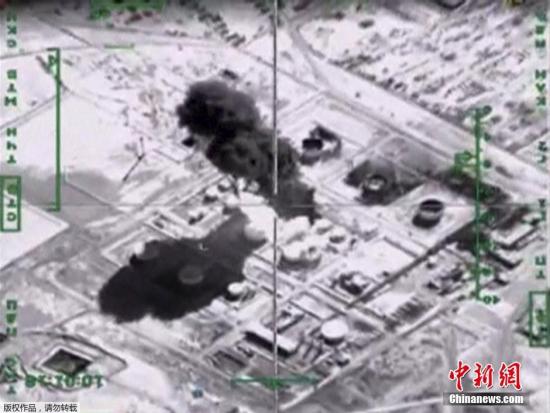 俄罗斯国防部发言人称，俄战机5天内已经在叙利亚摧毁了向“伊斯兰国”工厂运送原油的1000多辆运油车。图为极端组织控制的炼油厂被炸毁。