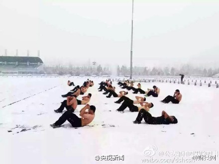 公安大学学生雪中训练 男生赤膊女生穿短袖(图