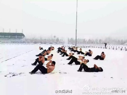 公安大学学生雪中训练男生赤膊女生穿短袖图