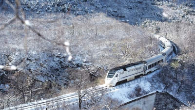 S2线列车穿越居庸关雪海。