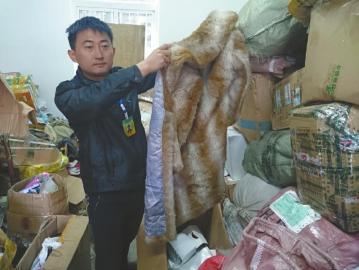 捐赠来的还有一件女士毛皮大衣，可惜孩子们穿不了。