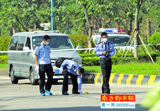 昨天上午，龙江镇里海路。办案民警在案发现场勘察。