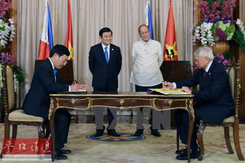 17日，菲律宾总统阿基诺(右二)和越南国家主席张晋创(左二)在马尼拉出席菲越战略伙伴协议签字仪式。