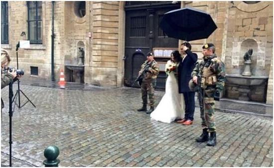 新人拍婚纱照，旁边军警全副武装。