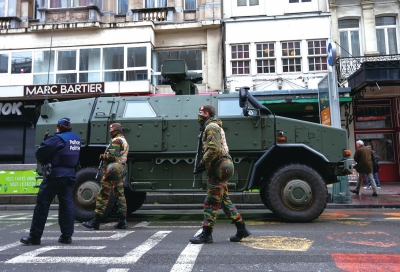 11月22日，比利时军人和警察在首都布鲁塞尔市中心巡逻。新华社发