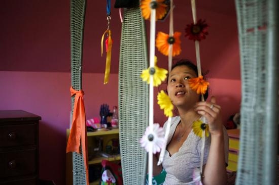 Ming的父亲说，她对人敏感，对这个世界缺少信任感。