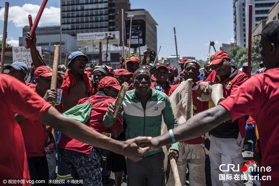 当地时间2015年11月24日，南非约翰内斯堡，南非市政工人工会成员举行抗议，要求涨工资，改善工作条件和减少缺水城市水资源管理空置率。图片来源：视觉中国 
