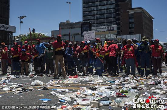 当地时间2015年11月24日，南非约翰内斯堡，南非市政工人工会成员举行抗议，要求涨工资，改善工作条件和减少缺水城市水资源管理空置率。图片来源：视觉中国 