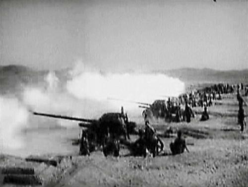 1958年福州军区炮兵部队在金门炮战中猛烈轰击国民党金门驻军。