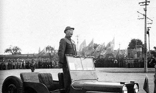 1949年10月1日，华北军区司令员兼京津卫戍司令员、阅兵总指挥聂荣臻向朱德总司令报告参加开国阅兵式的受阅部队准备就绪。