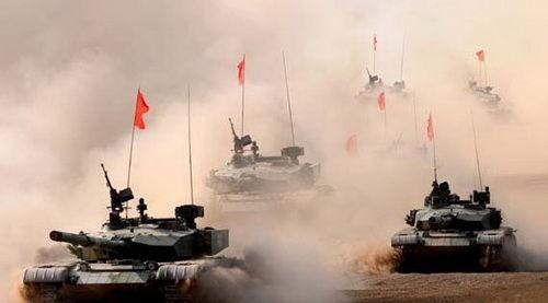 现在的各大军区部队已进行了高度合成。图为正在开进中的北京军区99式主战坦克群。