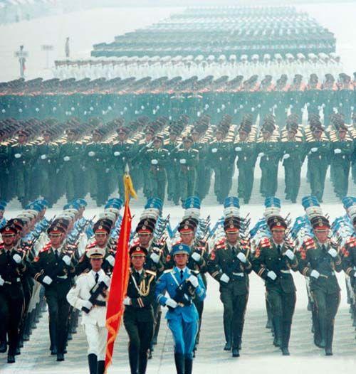 99年国庆阅兵的受阅部队由各大军区部队和院校人员组成。