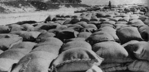 抗美援朝期间，东北军区后勤部前方指挥所筹集调运朝鲜前线的物资。