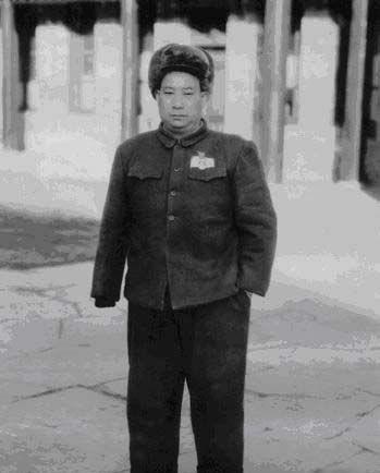 著名的独臂上将贺炳炎担任了第一任成都军区司令员。