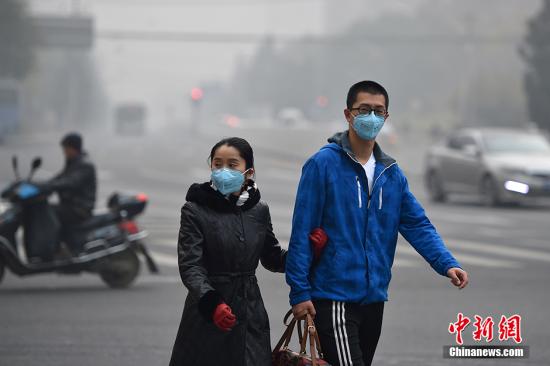 资料图：北京持续遭遇重度雾霾 局地能见度不足百米。中新网记者 金硕 摄