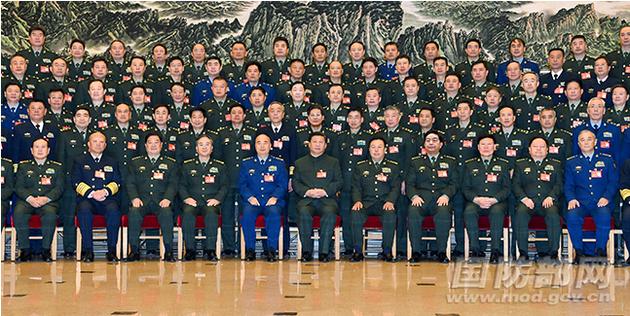 中央军委改革工作会议11月24日至26日在京举行。11月24日,中共中央总书记、国家主席、中央军委主席、中央军委深化国防和军队改革领导小组组长习近平来到京西宾馆会议楼前厅,亲切接见中央军委改革工作会议代表,同大家合影留念,随后出席会议并发表重要讲话。解放军报记者冯凯旋摄