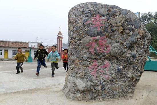 （在宁夏泾源县兴盛乡新旗村，几名小朋友在村文化广场上玩耍。新华社记者彭昭之2015年10月23日摄）