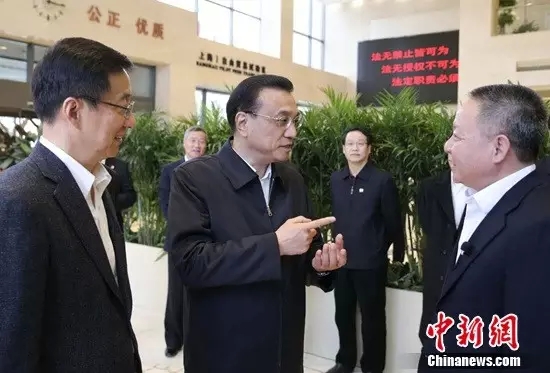 李克强11月25日下午来到上海自贸区行政服务中心 中新社 刘震 摄