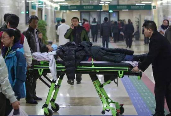 北航音乐厅舞台突然坍塌 25人送医 |北航