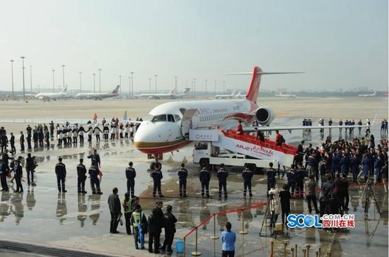 我国首架自主研制喷气式客机交付成都航空 四川日报摄影记者 何海洋