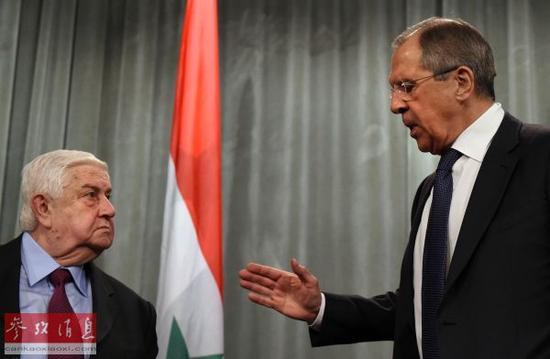 叙利亚外长穆阿利姆(左)与俄罗斯外长拉夫罗夫27日在莫斯科共同出席记者会(法新社)