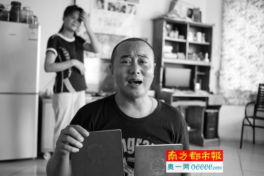 赵兴旭出示两本房产证，证明自己有养老能力。