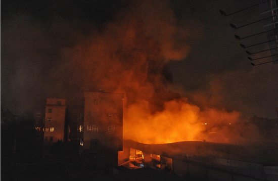 记者凌晨1点多到达现场后，用无人机航拍的火场图