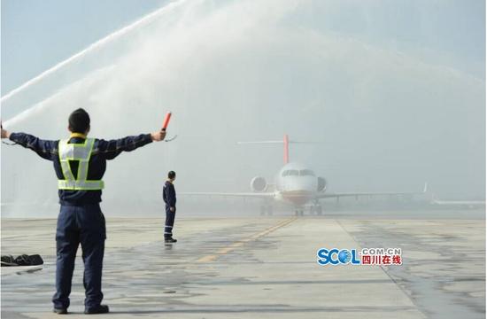 我国首架自主研制喷气式客机交付成都航空 四川日报摄影记者 何海洋