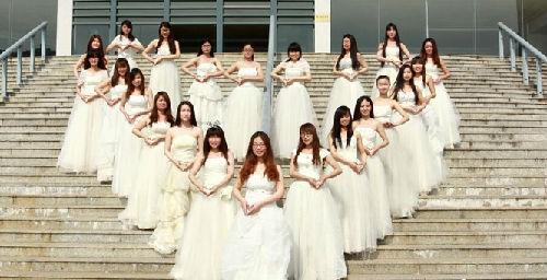 安徽大学生集体穿婚纱拍创意毕业照。