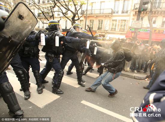 当地时间2015年11月29日，法国巴黎，成千上万的民众聚集街头抗议全球变暖，约200人在与警察的冲突中被捕。图片来源：视觉中国