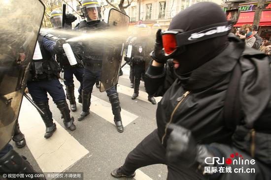 当地时间2015年11月29日，法国巴黎，成千上万的民众聚集街头抗议全球变暖，约200人在与警察的冲突中被捕。图片来源：视觉中国