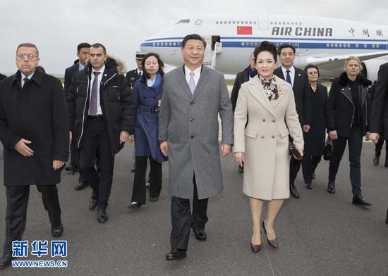 习近平抵达法国首都巴黎，应法兰西共和国总统奥朗德和气候变化巴黎大会主席法比尤斯邀请，出席气候变化巴黎大会开幕活动。
