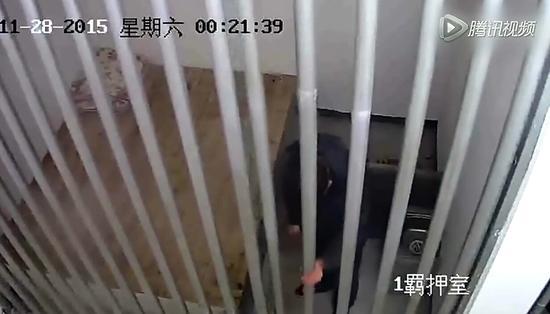 刘友军醒来后大闹并一边使劲摇晃铁栅门