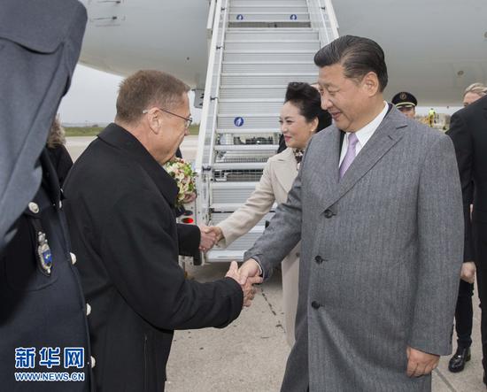 11月29日，国家主席习近平抵达法国首都巴黎，应法兰西共和国总统奥朗德和气候变化巴黎大会主席法比尤斯邀请，出席气候变化巴黎大会开幕活动。这是在巴黎奥利国际机场，习近平和夫人彭丽媛受到法国政府高级官员热情迎接。新华社记者 黄敬文 摄
