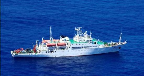 资料图：今年4月，一艘中国海洋调查船在东海进行调查作业。（日本《朝日新闻》网站）