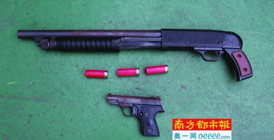  图为警方缴获的枪支和弹药。 通讯员供图 摄影：梁炜培