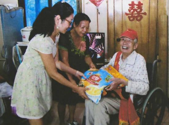 今年9月,志愿者和爱心人士探望林协顺,这是老兵生前留下的最后影像。长沙文艺新村社区供图