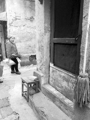 老人生前常坐在门前晒太阳