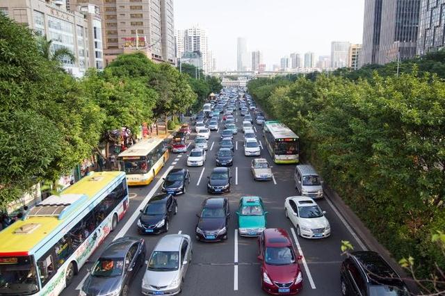 早高峰,广州市广州大道中车流行驶缓慢。南方日报记者 李细华 摄