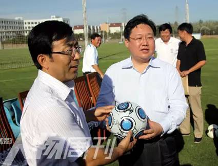 徐明（右）陪同大连市长李万才参观实德足球俱乐部并赠送足球