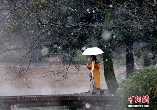 12月5日，浙江杭州，杭州降下2015年入冬第一场雪。西湖的水面上飘起层层白雾。林云龙 摄