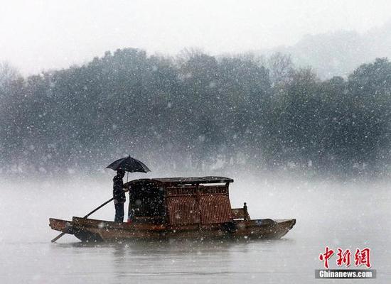 12月5日，浙江杭州，杭州降下2015年入冬第一场雪。没有一点点防备，杭州的初雪就洋洋洒洒地飘落了，雪越来越大，气温也骤降，西湖的水面上飘起层层白雾，与雪花搅在一起，如梦似幻。林云龙 摄