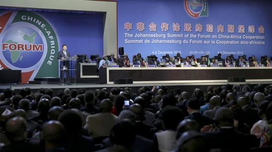 图为：2015年12月4日，习近平出席中非合作论坛约翰内斯堡峰会开幕式并发表致辞。
